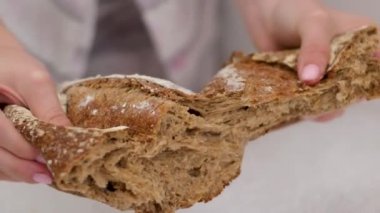 Çavdar unuyla karışık buğday unundan siyah çavdar ekmeği, taze lezzetli ve koyu kahverengi çavdar ekmeği kırın. Yüksek kalite 4k görüntü