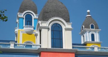 Grand World Phu Quoc Pearl Island manzaralı güzel yerlerin eşsiz mimarisidir. Venedik İtalya 'daki gibi renkli binalar