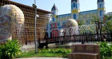 Grand World Phu Quoc Pearl Island manzaralı güzel yerlerin eşsiz mimarisidir. Venedik İtalya 'daki gibi renkli binalar