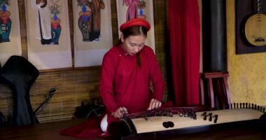 Guzheng çalan bir adamın eli. Guzheng ya da gu zheng, kısaca Zheng, bir Çin enstrümanıdır. Telli bir Çin müzik aleti. Vietnam Phu Quoc Adası 06.15.2024