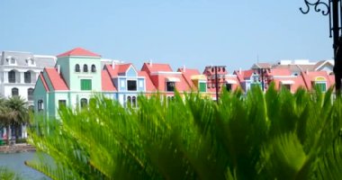 Grand World Phu Quoc Pearl Island manzaralı güzel yerlerin eşsiz mimarisidir. Venedik İtalya 'daki gibi renkli binalar