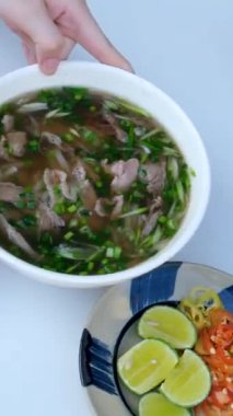 Dolly Shot Otantik Pho Vietnamlı Erişte Çorbası. Vietnam Po Çorbası. Yüksek kalite 4k görüntü