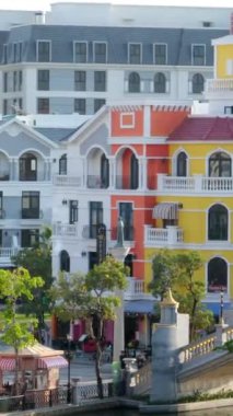 Grand World Phu Quoc Pearl Island manzaralı güzel yerlerin eşsiz mimarisidir. Venedik İtalya 'daki gibi renkli binalar