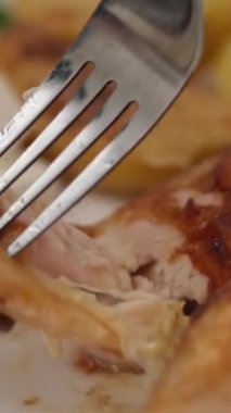 Soslu ve sebzeli ızgara tavuk kanadı. Lezzetli yemek konsepti. Yüksek kalite 4k görüntü