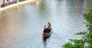 Büyük Dünya ve Vietnam 'ın gelişi Asyalıların ve Avrupalıların yeni şehirde bir çok gösteriyle dolaşması Phu Quoc Adası Vietnam 06.16.2024