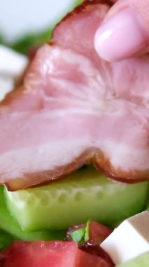 Az pişmiş biftekli sebze salatası. Dilimlenmiş sığır eti ve pişmiş sebzeli taze yaz salatası. Biftek ızgara Makro. Dana eti dilimi. Yüksek kalite 4k