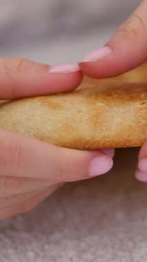 Yemekleri temizleyin. Pita lavaşını elle parçala. Arka planda şiş kebap ve soğan halkaları var. Lavaşını yırt.