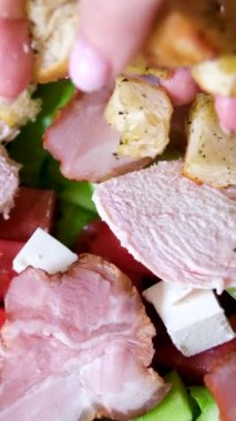 Kavanozun içinde Sezar salatası pişirmek dilimlenmiş tavuk göğsü eklemek. Yüksek kalite 4k görüntü