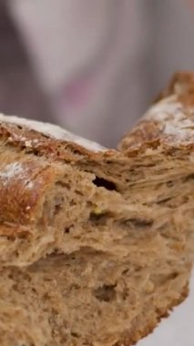 Çavdar unuyla karışık buğday unundan siyah çavdar ekmeği, taze lezzetli ve koyu kahverengi çavdar ekmeği kırın. Yüksek kalite 4k görüntü