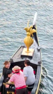 Büyük Dünya ve Vietnam 'ın gelişi Asyalıların ve Avrupalıların yeni şehirde bir çok gösteriyle dolaşması Phu Quoc Adası Vietnam 06.16.2024