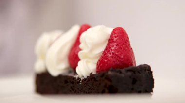 Brownie Strawberry Çikolatalı Brownie taze çilekli ve bir top kremalı vanilyalı dondurma tatlı menüleri ve tatlı aşermeler için mükemmel. Daha az browni hazırlayan yumurtalar. 