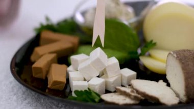 Peynir, süzme peynir, kükürt, günün vuruşunda at kuyruğu. Çiftlik ürünü. Köy. Chees Feta