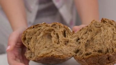 Siyah kare çavdar ekmeği, mutfakta bir somun koyu çavdar ekmeği. Yüksek kalite 4k görüntü