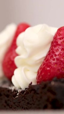 Brownie Strawberry Çikolatalı Brownie taze çilekli ve bir top kremalı vanilyalı dondurma tatlı menüleri ve tatlı aşermeler için mükemmel. Daha az browni hazırlayan yumurtalar. 