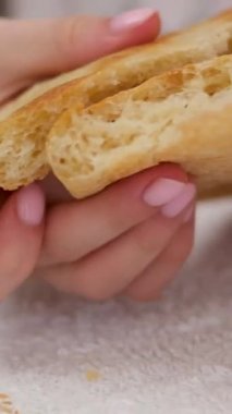 Pita ekmeği masanın üzerinde bir sepetin içinde yatıyor, farklı taraflardan gelen eller ona doğru çekiyor ve bir parça koparıyor. Lavaş Yakın Doğu ülkelerinde geleneksel ekmektir. Lavaş pişirmeyi kes.