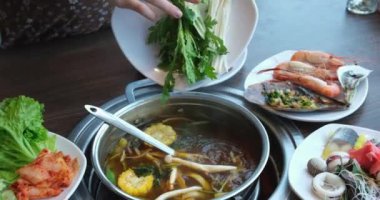 Tom Yam baharatlı çorba, karides, pirinç deniz ürünleri, hindistan cevizi sütü. Restorandaki geleneksel Asya mutfağını kapatın. Otlu çorba pişir.