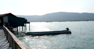 Balık çiftliği ahşap köprüsü okyanus Vietnam evi suyun üzerinde. Balık çiftliğinin güzel doğal manzarası. Turistik yerler 