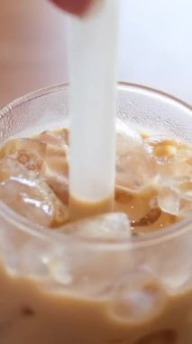 Tahta masada yanmış köpüklü ve peynirli Tayvan sütü çayı. Buzlu çay.