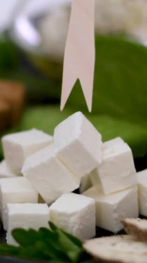 Peynir, süzme peynir, kükürt, günün vuruşunda at kuyruğu. Çiftlik ürünü. Köy. Chees Feta