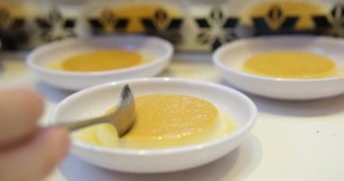 Lezzetli portakal aromalı puding arkaplanlı tatlı, yaz tatlısı, yakın plan. Kaşıkla jöle ye.