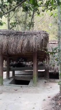 Vietnam Savaşı sırasında Cu Chi tünellerindeki gerilla kampının görüldüğü yer artık turistik bir yer. Seyahat konsepti. Cu Chi, Viet Nam Cu Chi 