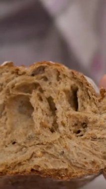 Siyah kare çavdar ekmeği, mutfakta bir somun koyu çavdar ekmeği. Yüksek kalite 4k görüntü