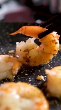 Un kızartılmış karides pişirme işlemi altın kahverengisi ve kıtır kıtır olana kadar yağda kızartılarak yapılır. Kızarmış karides