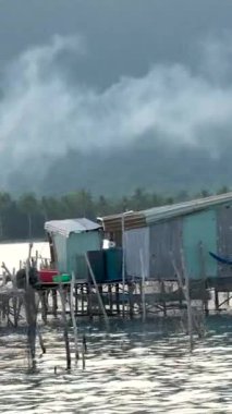 Balık çiftliği ahşap köprüsü okyanus Vietnam evi suyun üzerinde. Balık çiftliğinin güzel doğal manzarası. Turistik yerler 