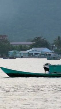 Balık çiftliği ahşap köprüsü okyanus Vietnam evi suyun üzerinde. Balık çiftliğinin güzel doğal manzarası. Turistik yerler 