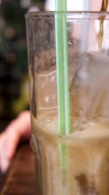 Buzlu buzlu buzlu limonata üzerine taze Cola Limonatasının Süper Yavaş Çekimi. Yüksek kalite 4k görüntü