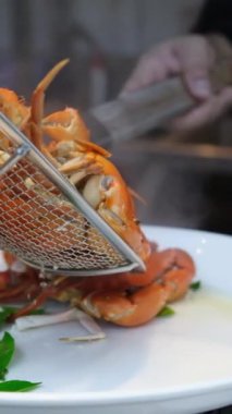 Haşlanmış mavi yengeç Carolina yengecinde dev bir tencerede kaynıyor. Kaynamış yengeç. Yüksek kaliteli FullHD görüntüler