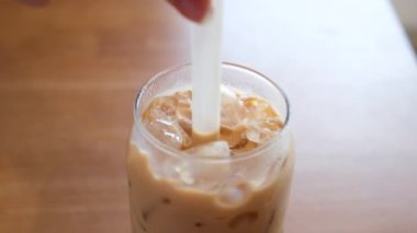 Tahta masada yanmış köpüklü ve peynirli Tayvan sütü çayı. Buzlu çay.