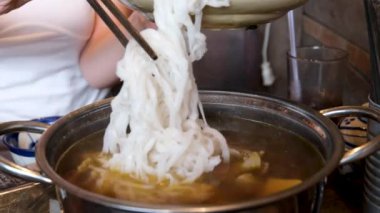 Domates çorbası ve tavuk kanı ile pirinç vermicelli. Yüksek kalite 4k görüntü