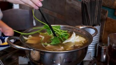 Domates çorbası ve tavuk kanı ile pirinç vermicelli. Yüksek kalite 4k görüntü