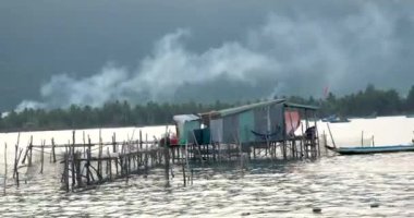 Balık çiftliği ahşap köprüsü okyanus Vietnam evi suyun üzerinde. Balık çiftliğinin güzel doğal manzarası. Turistik yerler 