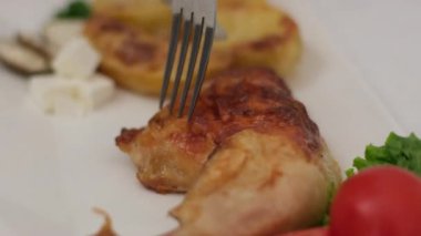 Sulu fırında tavuk kes. Makro fotoğrafçılık. Kızarmış tavuk çatalı bıçağı