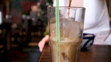 Buzlu buzlu buzlu limonata üzerine taze Cola Limonatasının Süper Yavaş Çekimi. Yüksek kalite 4k görüntü