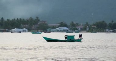 Balık çiftliği ahşap köprüsü okyanus Vietnam evi suyun üzerinde. Balık çiftliğinin güzel doğal manzarası. Turistik yerler 