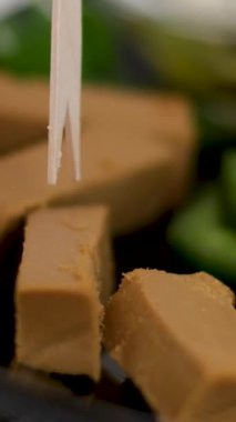 Norveç brunost geleneksel esmer peyniri kırsal arka planda. Yüksek kalite 4k görüntü