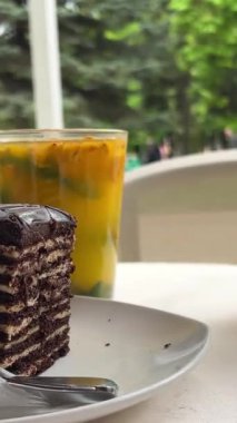 Sağlıklı ev yapımı lavanta çayı içen tanınmamış bir kadın. Çaylar için organik ev yapımı bitki. Beyaz bir fincan çay. Sağlıklı yaşam refahı. Yüksek kalite 4k görüntü