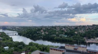  Güney Buh nehri manzarası ve bulutlu güzel gökyüzü, Vinnytsia, Ukrayna. Yüksek kalite 4k görüntü