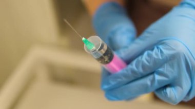 İğne yapın. Doktor, erkek hastaya aşı yapıyor. Yüksek kalite 4k görüntü