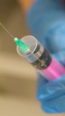 İğne yapın. Doktor, erkek hastaya aşı yapıyor. Yüksek kalite 4k görüntü