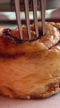 Ahşap bir masada, çikolatalı çörek ile pişirilmiş. Yüksek kalite 4k görüntü