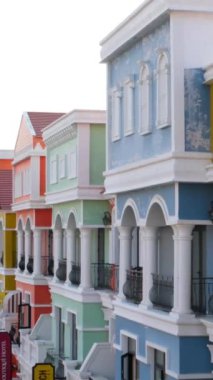 Phu Quoc adasındaki Grand World 'de güzel bir sabah, bir sürü renkli ev. Phu Quo Adası Vietnam Büyük Dünya. 