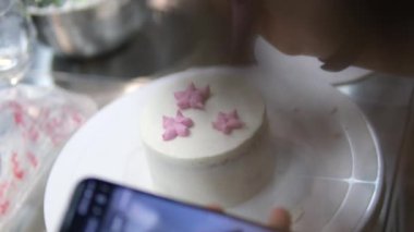 Bento keklerinin kremasını palet bıçağıyla düzleştiriyorum. Yakın plan. Web siteleri için tatlı, yemek fotoğrafı. Seçici odaklanma. Master sınıfı aşçılık okulunun tatlıları
