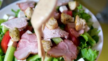 Kavanozun içinde Sezar salatası pişirip dilimlenmiş vişneli domates ekliyorum. Salataya sos ekle