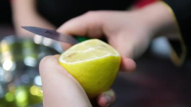 Gemide büyük bir bıçakla bir dilim limon kesmek. Kapatın. Yüksek kalite 4k görüntü