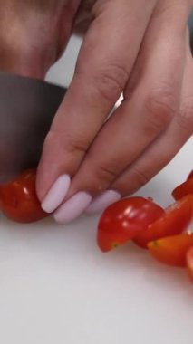 Kiraz domatesli salata, peynir ve roka mikroyeşili pişiriyorum. Şef vişneli domates keser. Vejetaryen yemeği. Yaz ferahlatıcı salata. Üst Manzara. Yüksek kalite 4k görüntü