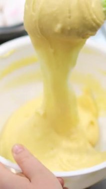 Pasta poşeti yardımıyla küçük ekler yapmak. Eklentiler için hamur borularını yavaş çekimde pişirme kağıdına döküyorum. Eklentiler için Choux hamur işi 